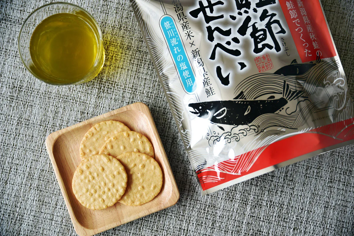 鮭節の粉を生地に練り込み、焼いた後に更にふりかけた鮭節せんべい